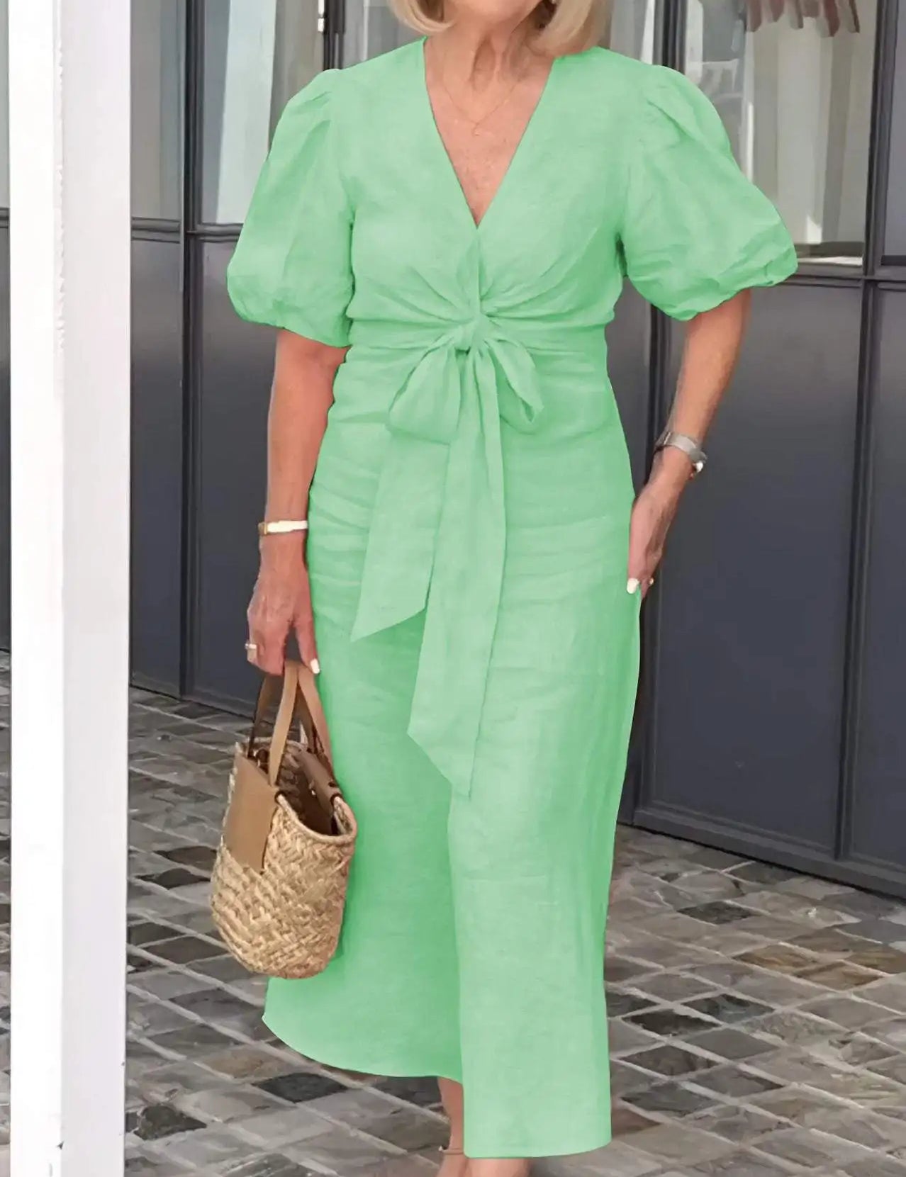 LYNORA | ROBE MIDI ÉLÉGANTE À ENCOLURE EN V